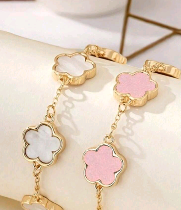 Conjunto de 2 pulseira em flor pequenas branca e rosa