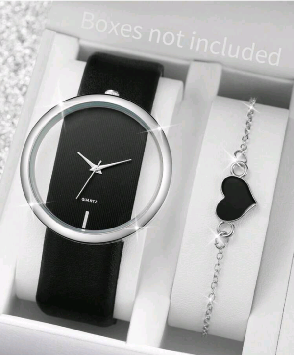 Relógio preto com pulseira coração