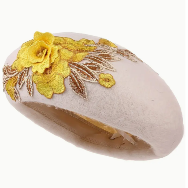 Boina de lã pérola com flor amarela