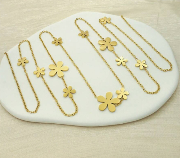 Colar de aço com flores