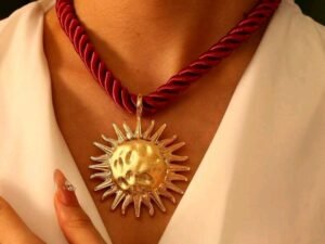 Colar Sol grande com corda de seda vermelha