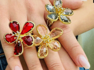 Anéis de aço ajustáveis em flor azul e vermelho