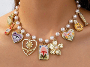 Colar de pérolas com pecinhas em porcelana