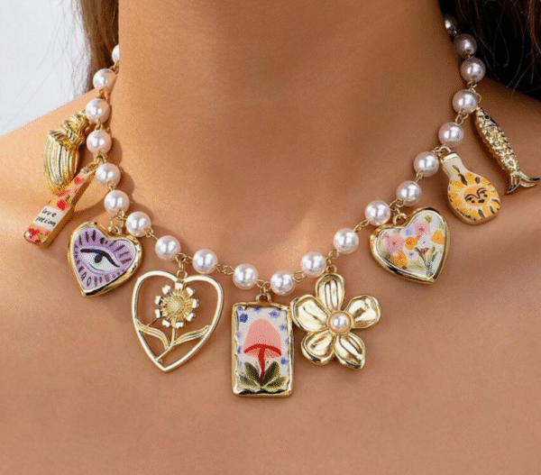 Colar de pérolas com pecinhas em porcelana