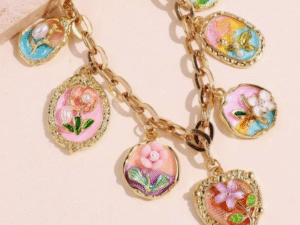 Colar de charmes com medalhões