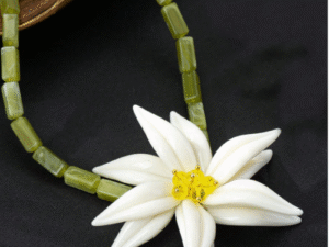 Colar flor acrílico branca