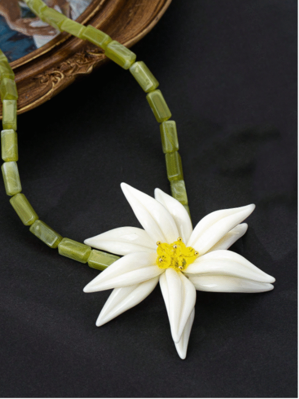 Colar flor acrílico branca
