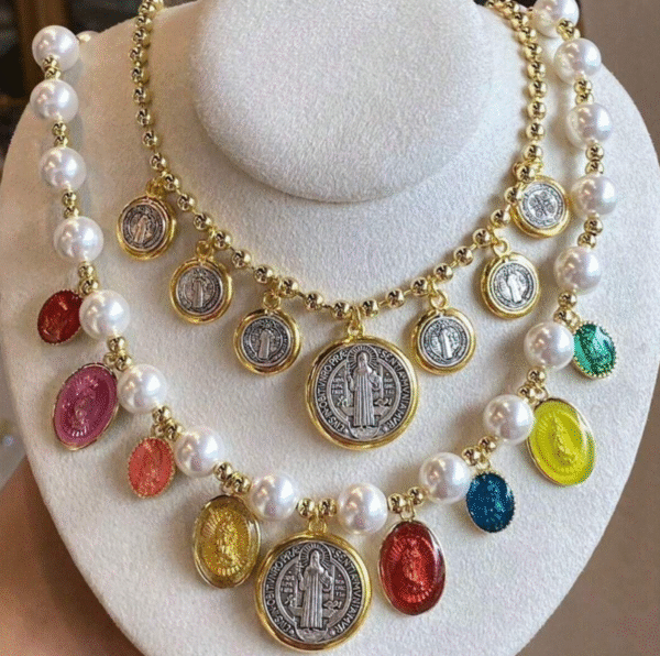Conjunto de colares com charmes em aço Santinhos e pérolas