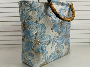 Mala Floral Azul com Alça de Bambu
