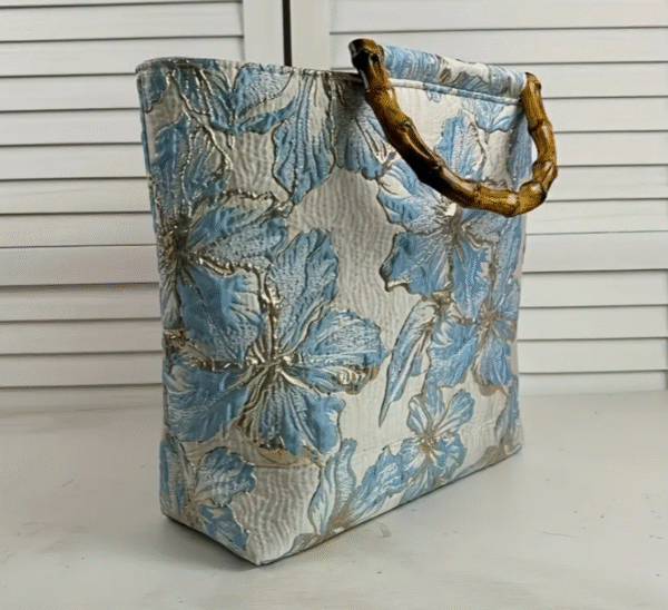 Mala Floral Azul com Alça de Bambu