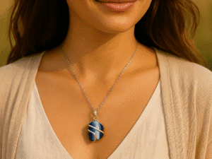 Colar de Ágata Azul com Espiral banhado a Prata.