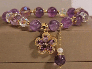 Pulseira Natural de Ametista com Flor Dourada – Elegância & Proteção