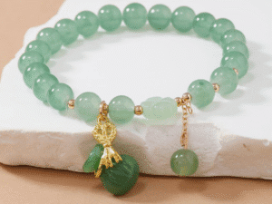 Pulseira de Aventurina Verde Natural com Amuleto – Prosperidade & Serenidade