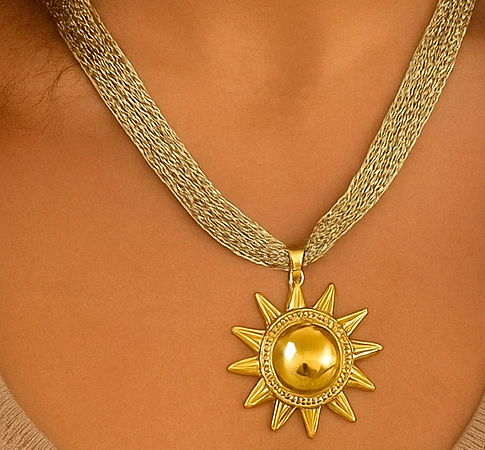 Colares dourados com sol, coração e concha - Image 2