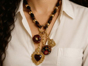 Colar com laço em tecido e pingentes dourados