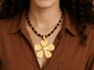 Colar flor dourada em fio estampado