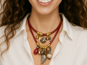 Colar duplo com charms dourados e pérolas