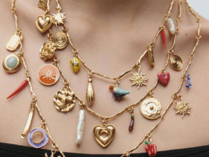 Colar triplo charms dourados