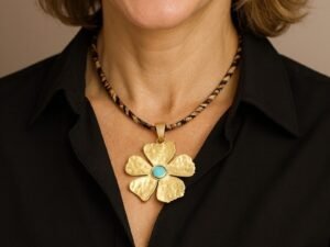 Colar flor dourada com centro turquesa