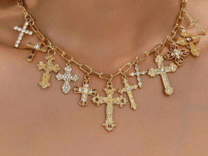 Colar gargantilha com múltiplas cruzes