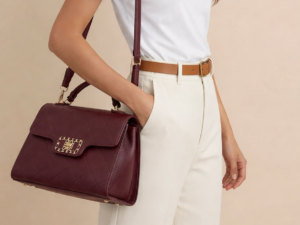 Mala Tiracolo Bordeaux Elegante com Detalhe Dourado