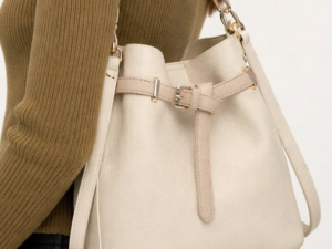 Mala de Ombro Bege com Cinto Decorativo