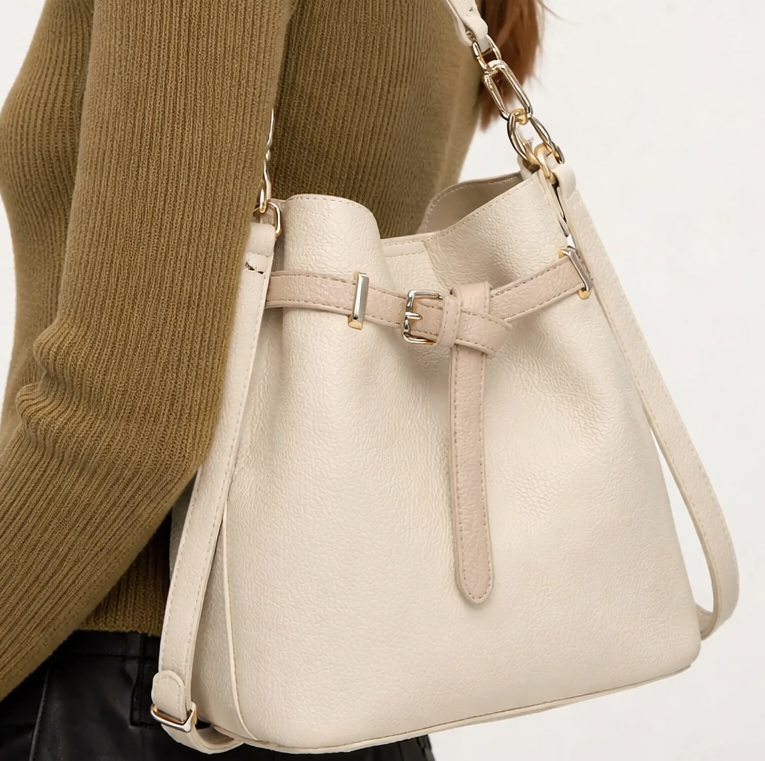 Mala de Ombro Bege com Cinto Decorativo