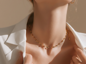 Colar Minimalista Dourado com Pedras