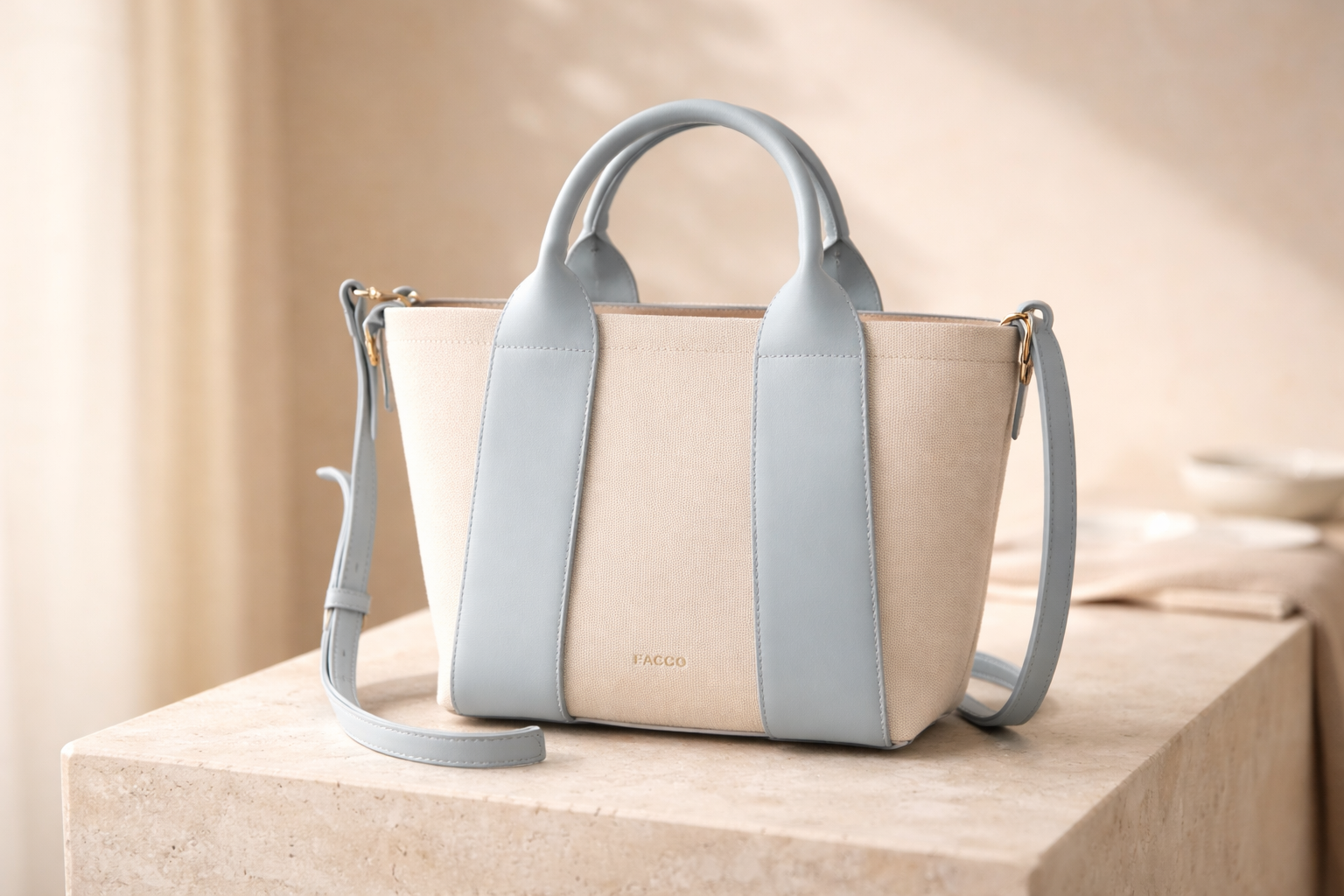 Mala Elegante Branca com Detalhes Azuis – Estilo Sofisticado para o Dia a Dia - Image 3