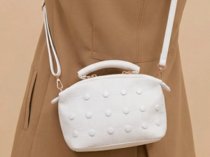 Mala Branca Minimalista com Textura – Elegância Simples e Moderna