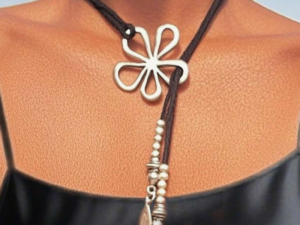 Colar Flor Minimalista Ajustável em Cordão Preto