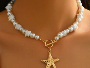 Colar Pérolas Brancas com Pingente Estrela do Mar Dourada