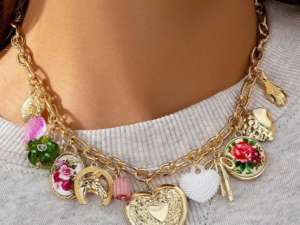 Colar Dourado Charms Coração Vintage