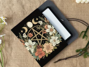 Bolsa Protetora para E-Reader – Design Floral Místico com Pentagrama e Lua 🌙✨